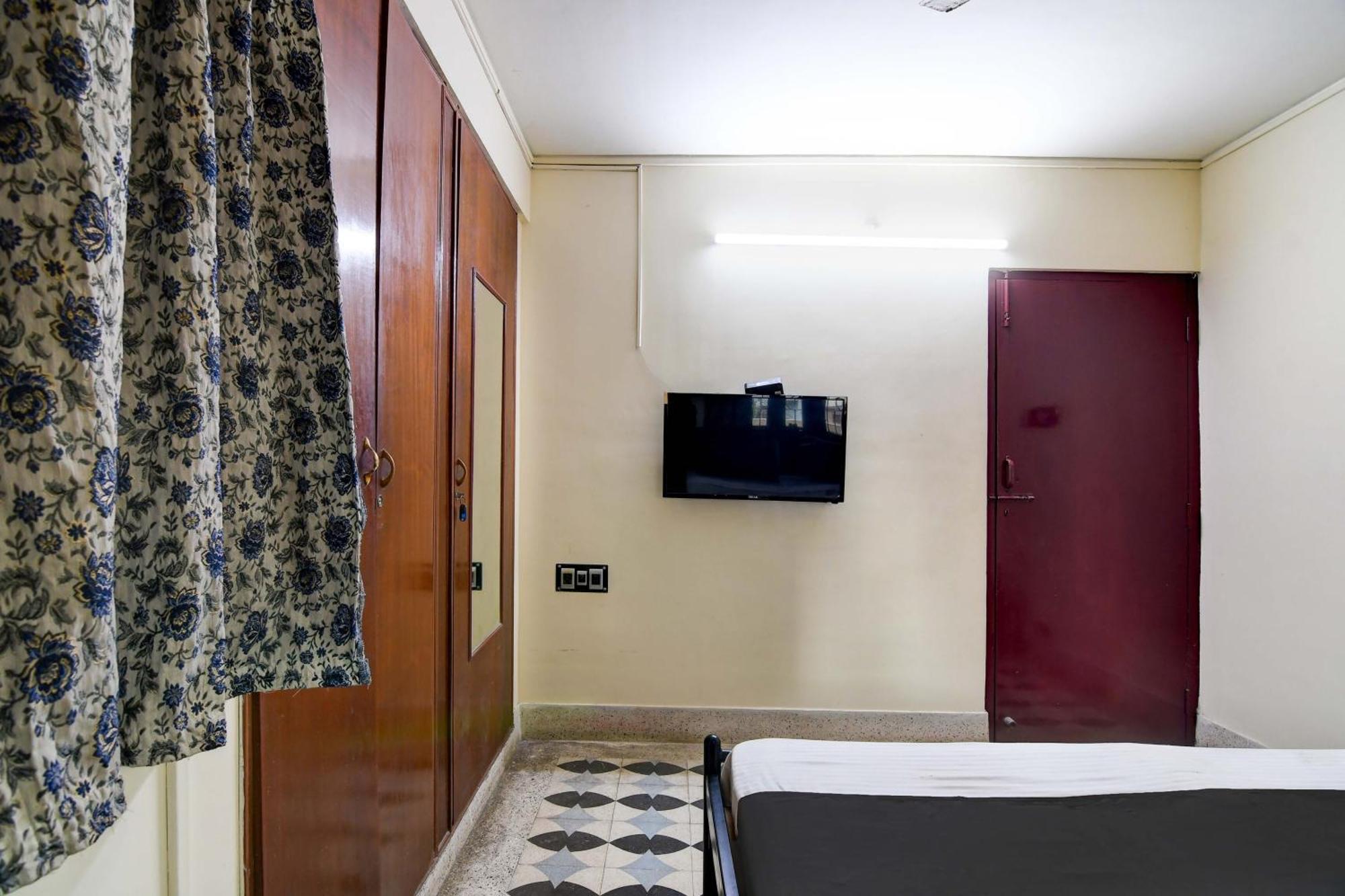 Oyo Simplex Guest House Behala Калькутта Экстерьер фото